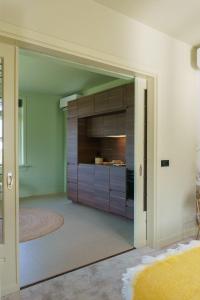 una sala de estar con una gran puerta corredera en In het huis van Henne van de Enne, 