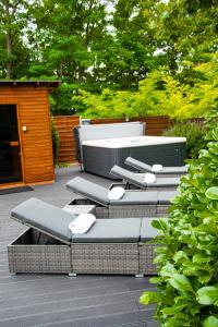 - un ensemble de chaises assises sur une terrasse dans l'établissement Hotel Czinege & Étterem, à Kóka