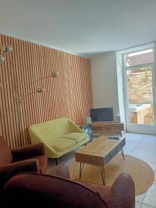 a living room with a couch and a coffee table at un gîte dans la cité in Carcassonne