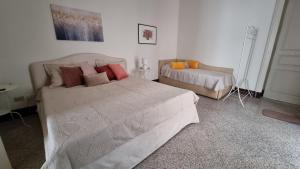 een slaapkamer met 2 bedden en kussens bij Le Dimore del Corso I ad Acireale fra Catania, Taormina, il Mare e l'Etna in Acireale