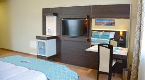 Postel nebo postele na pokoji v ubytování Hotel Czinege & Étterem