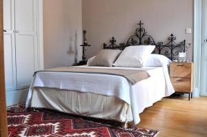 1 dormitorio con 1 cama con manta blanca y vestidor en Séminaire à 14 comme à la maison !, en Aubigny-sur-Nère