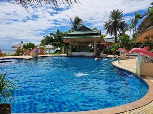 uma grande piscina num resort em Sense Asia em Haad Tian