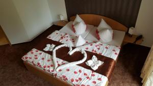 諾德豪森的住宿－Pension Rüdigsdorfer Schweiz，一间卧室,配有一张心形床