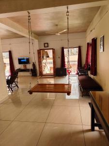 una sala de estar con un columpio en el centro en Villa with valley view Panhala, en Panhāla