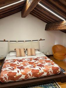 Un dormitorio con una cama grande en una habitación con techos de madera. en Chez Madame en Ferrara