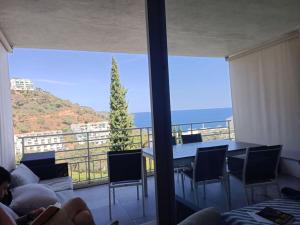 ein Wohnzimmer mit einem Tisch und Meerblick in der Unterkunft Seaview 3 bedroom apartment with swimmingpool in Cañet de Mar