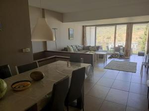 ein Esszimmer und ein Wohnzimmer mit einem Tisch und Stühlen in der Unterkunft Seaview 3 bedroom apartment with swimmingpool in Cañet de Mar