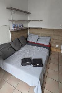 Posteľ alebo postele v izbe v ubytovaní Hypercentre, place Pie, résidence Amphoux charmants appartements ou studio proche de la gare parkings et palais des papes