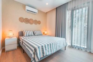 1 dormitorio con cama y ventana grande en Bodrum Local House en Bodrum