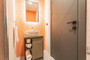 bagno con lavandino e specchio di Bodrum Local House a Bodrum City