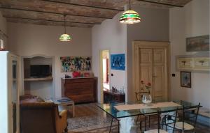 Lettomanoppello的住宿－Casa di Principe - Piazza，客厅配有玻璃桌和沙发