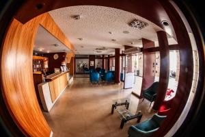 Blick auf eine Lobby mit Stühlen und einem Tisch in der Unterkunft Hotel dos Cavaleiros in Torres Novas