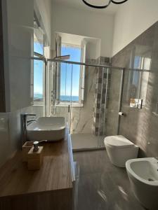 een badkamer met een bad, een wastafel en een douche bij Maison Nisco in Ercolano