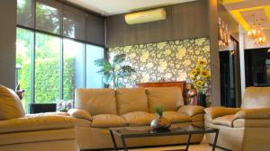 Nest n Rest Hotel的休息区