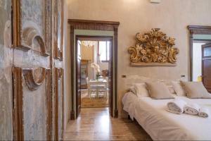 una camera con due letti e uno specchio a muro di Casa Matilde a Montepulciano