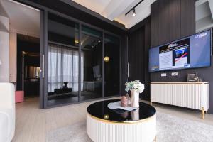 TV a/nebo společenská místnost v ubytování Qlosest Hotel