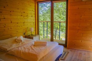 Posteľ alebo postele v izbe v ubytovaní Apartamenty wśród drzew River Park