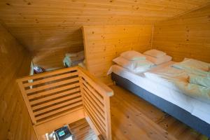 Łóżko lub łóżka w pokoju w obiekcie Apartamenty wśród drzew River Park