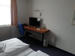 a room with a desk with a computer on it at Hotel Garni Schwane in Meßstetten