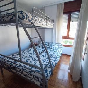 een slaapkamer met 2 stapelbedden in een kamer bij Espectaculares Vistas in Santoña