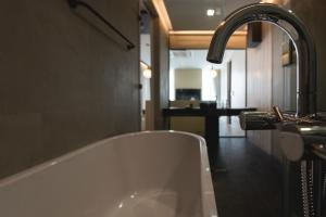 Koupelna v ubytování Qlosest Hotel