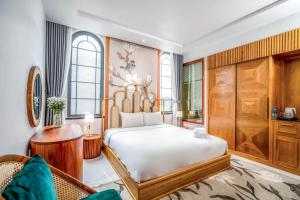 1 dormitorio con 1 cama y 1 sofá en Airport MISAKI Hotel by Sazi en Ho Chi Minh