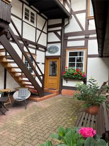 ヴェルニゲローデにあるAltstadtapartmentsの木の扉とベンチのある家