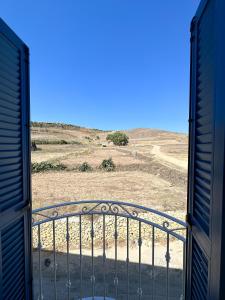 Blick auf ein Feld von einer offenen Tür in der Unterkunft Dar Sara Gozo in Victoria