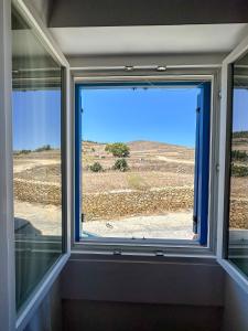 ein Fenster in einem Zimmer mit Blick auf ein Feld in der Unterkunft Dar Sara Gozo in Victoria