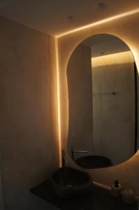 La salle de bains est pourvue d'un lavabo et d'un miroir. dans l'établissement Gio-Ma, à Plakias