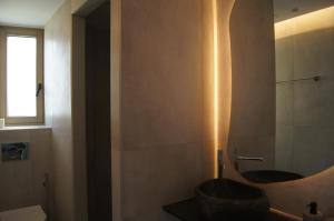普拉基亞斯的住宿－Gio-Ma，浴室配有2个盥洗盆和1个浴缸。