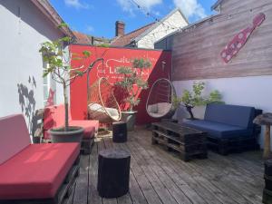eine Terrasse mit Stühlen und Topfpflanzen auf einer Terrasse in der Unterkunft A stylish apartment in the centre of town in Montreuil-sur-Mer