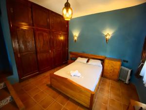 a bedroom with a bed with two pillows on it at Villa Authentique avec Vue Panoramique à 3 km de Chefchaouen in Chefchaouene