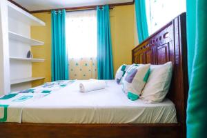 Nyali Fully Furnished 2 Bedroom tesisinde bir odada yatak veya yataklar