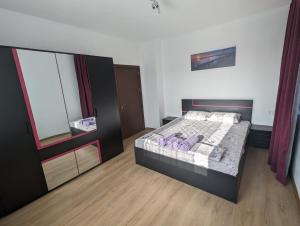 1 dormitorio con 1 cama grande y vestidor en Апартамент Габи, en Karlovo