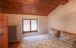 Кровать или кровати в номере Beautiful Apartment In Fiera Di Primiero With Kitchen