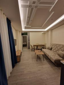 een woonkamer met een bank en een tafel bij Square Vanilla Boutique Apart-Hotel in Skopje