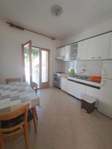 Kuchyň nebo kuchyňský kout v ubytování Apartman Grebaštica
