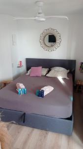 een groot bed met twee dozen erop in een kamer bij Dîner vue mer avec l'Estérel in Les Adrets de l'Esterel