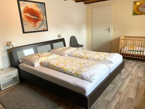 Postel nebo postele na pokoji v ubytování PferdeFairStand‘s Ferienwohnung