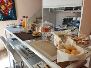 una cocina con una barra con comida. en GOGO` Petit Hotel, en Florencia