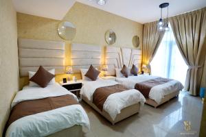 um quarto com 2 camas e uma grande janela em Success luxury apartment - 5 min away jbr beach - Free housekeeping provided everyday- 24-7 staff available for services em Dubai