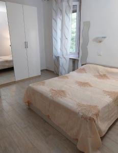 een slaapkamer met een groot bed en een raam bij Casa Cozy - Comodo Appartamento in Asti Centro in Asti