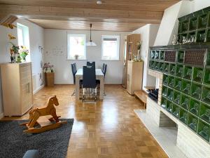 uma sala de jantar com uma mesa e um brinquedo de cavalo no meio em PferdeFairStand‘s Ferienwohnung 