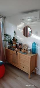 een kamer met een houten kast en een spiegel bij Dîner vue mer avec l'Estérel in Les Adrets de l'Esterel