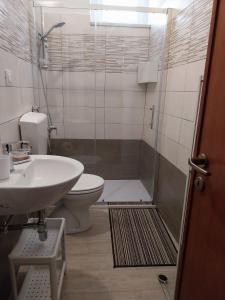 een badkamer met een douche, een wastafel en een toilet bij Casa Cozy - Comodo Appartamento in Asti Centro in Asti