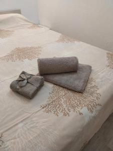 een bed met twee kussens en een handdoek erop bij Casa Cozy - Comodo Appartamento in Asti Centro in Asti