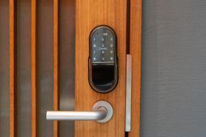 un cierre de una puerta con mando a distancia en Irodori Hotel AKANE en Fukuoka