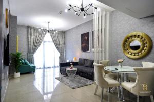 uma sala de estar com um sofá e uma mesa em Success luxury apartment - 5 min away jbr beach - Free housekeeping provided everyday- 24-7 staff available for services em Dubai
